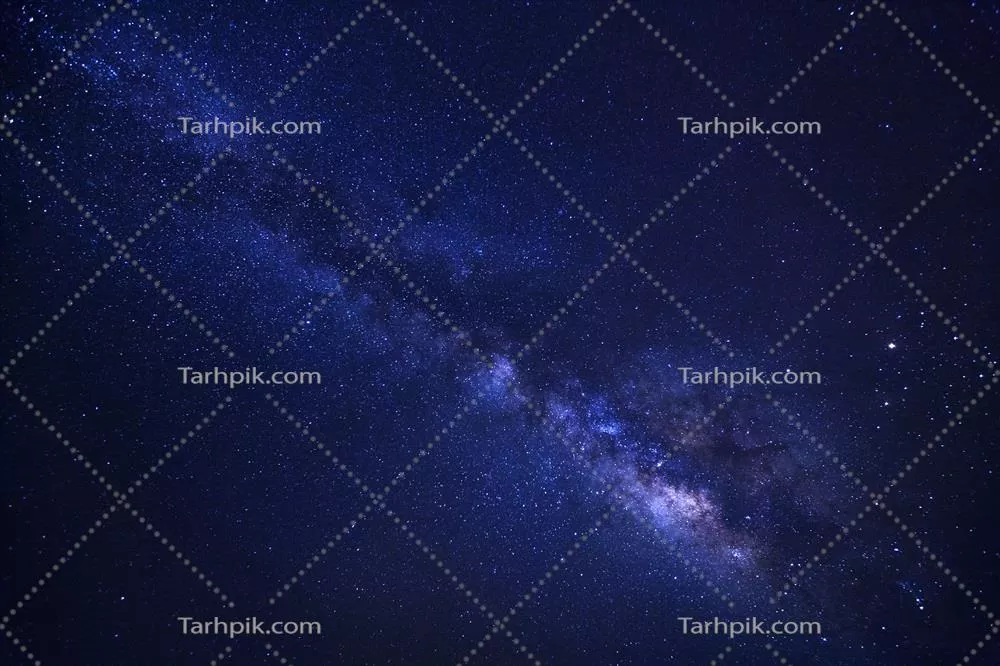 آسمان پرستاره و کهکشان راه شیری با ستارهها و غبار فضایی در جهان