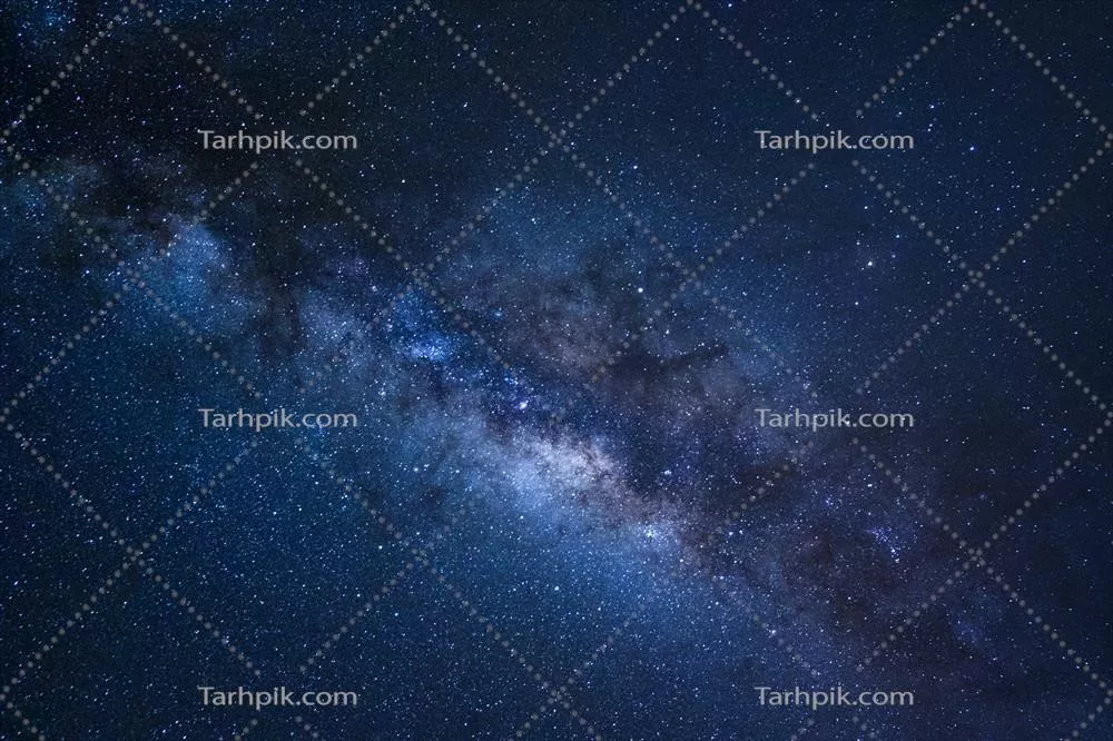 آسمان پرستاره شب و کهکشان راه شیری با ستارهها و غبار فضایی در جهان