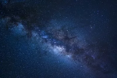 آسمان پرستاره شب و کهکشان راه شیری با ستاره‌ها و غبار فضایی در جهان