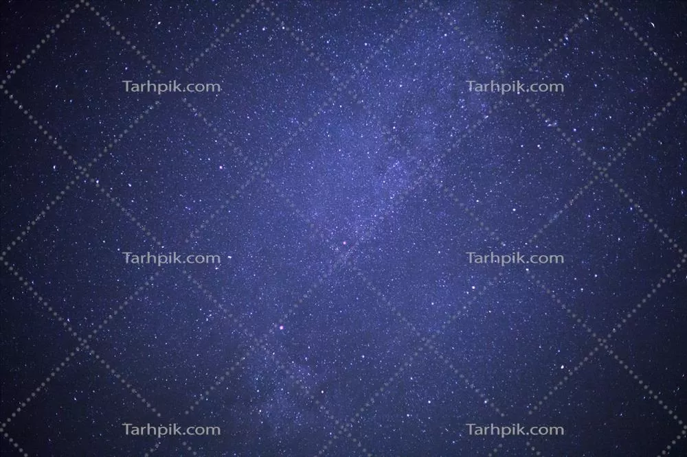 آسمان شب پرستاره و کهکشان راه شیری با ستاره ها و گرد و غبار فضایی در کیهان