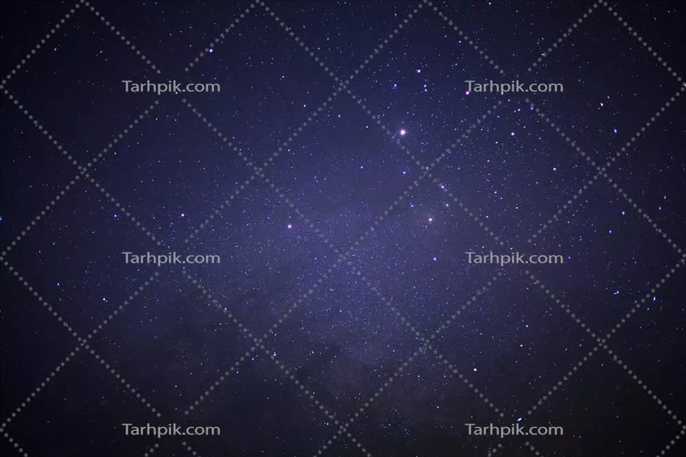 شب ستارهای و کهکشان راه شیری با ستارهها و غبار فضایی در جهان
