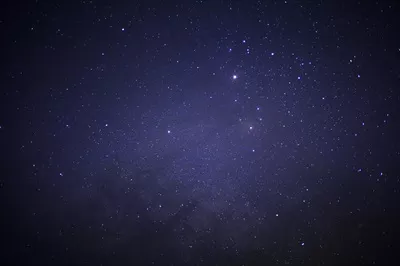 شب ستاره‌ای و کهکشان راه شیری با ستاره‌ها و غبار فضایی در جهان