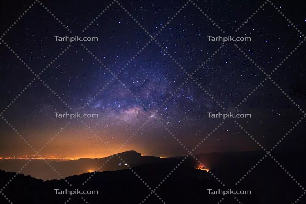 کهکشان راه شیری با ستاره‌ها و غبار فضایی در جهان در دای اینثانون، چیانگ مای، تایلند