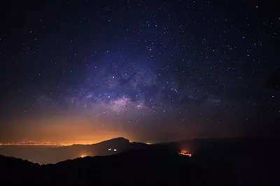 کهکشان راه شیری با ستاره‌ها و غبار فضایی در جهان در دای اینثانون، چیانگ مای، تایلند