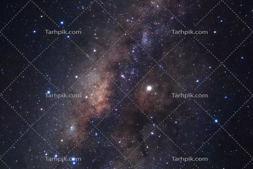 کهکشان راه شیری با ستاره‌ها و گرد و غبار فضایی در کیهان - عکاسی با نور طولانی و بافت گندم