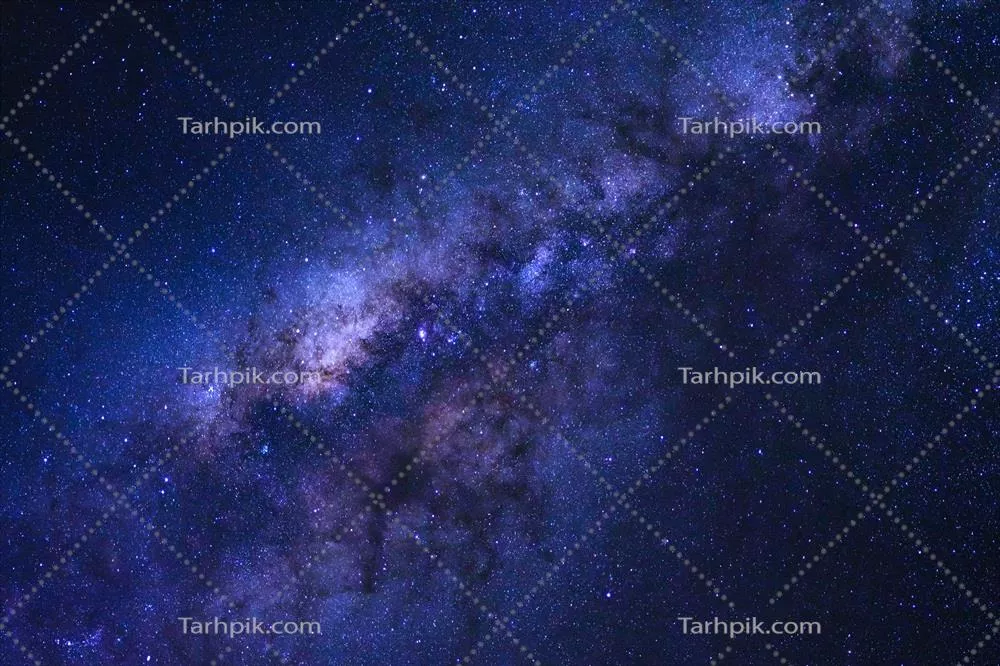 آسمان پرستاره شب و کهکشان راه شیری با ستاره ها و غبار فضایی در جهان
