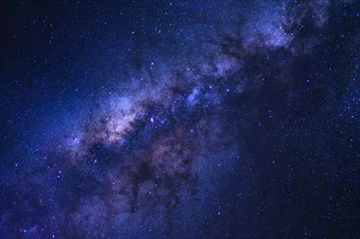 آسمان پرستاره شب و کهکشان راه شیری با ستاره ها و غبار فضایی در جهان