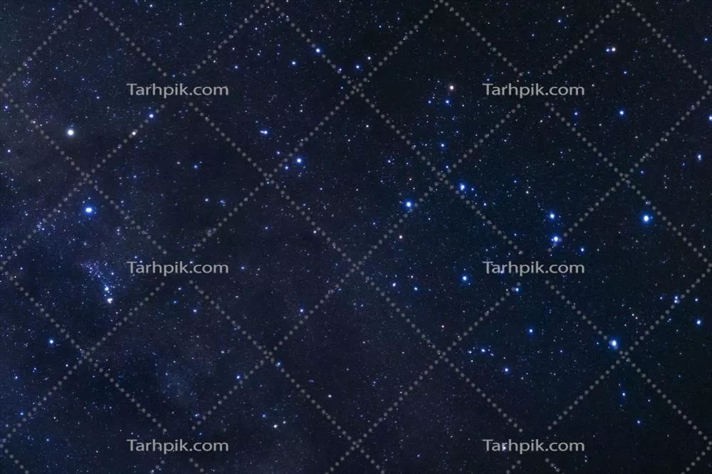 شب پرستاره و کهکشان راه شیری با ستاره ها و غبار فضایی در آسمان