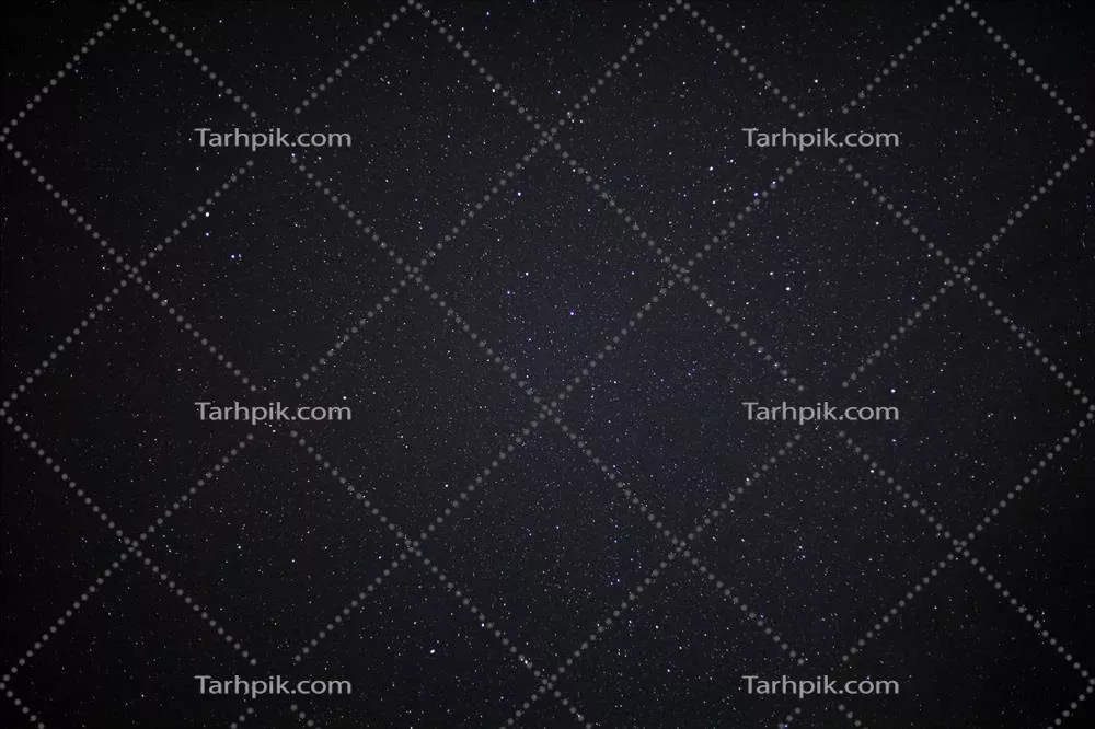 کهکشان راه شیری و گرد و غبار فضایی در آسمان شب پرستاره