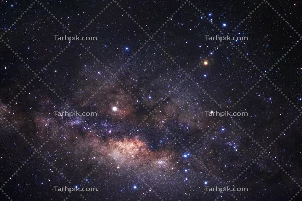 تصویر کهکشان راه شیری با ستاره‌ها و گرد و غبار فضایی در کیهان با نوردهی طولانی