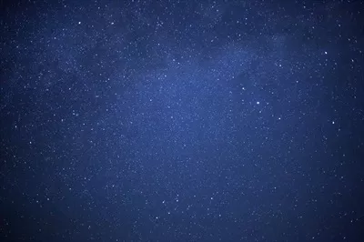کهکشان راه شیری با ستارهها و غبار فضایی در جهان - عکاسی با مدت زمان طولانی و دانههای ریز