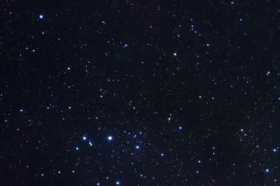 آسمان پرستاره و کهکشان راه شیری با غبار فضایی و ستارهها