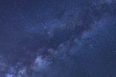 آسمان شب پرستاره و کهکشان راه شیری با ستاره‌ها و غبار فضایی در جهان