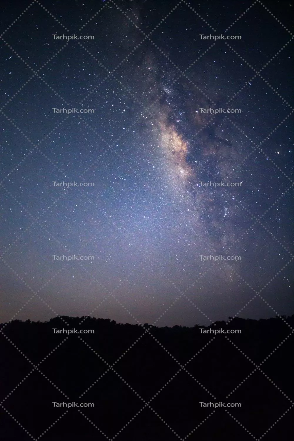 تصویری از کهکشان راه شیری با ستاره ها و غبار فضایی در یک نمای بلندمدت