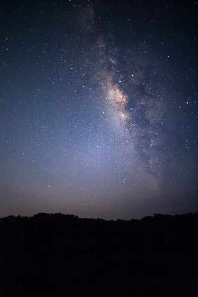 تصویری از کهکشان راه شیری با ستاره ها و غبار فضایی در یک نمای بلندمدت