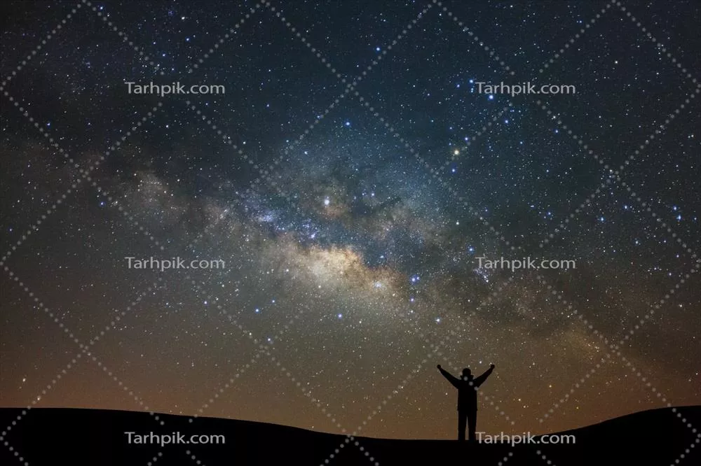 منظره شب با کهکشان راه شیری و سایه کوههای بلند در آسمان پرستاره