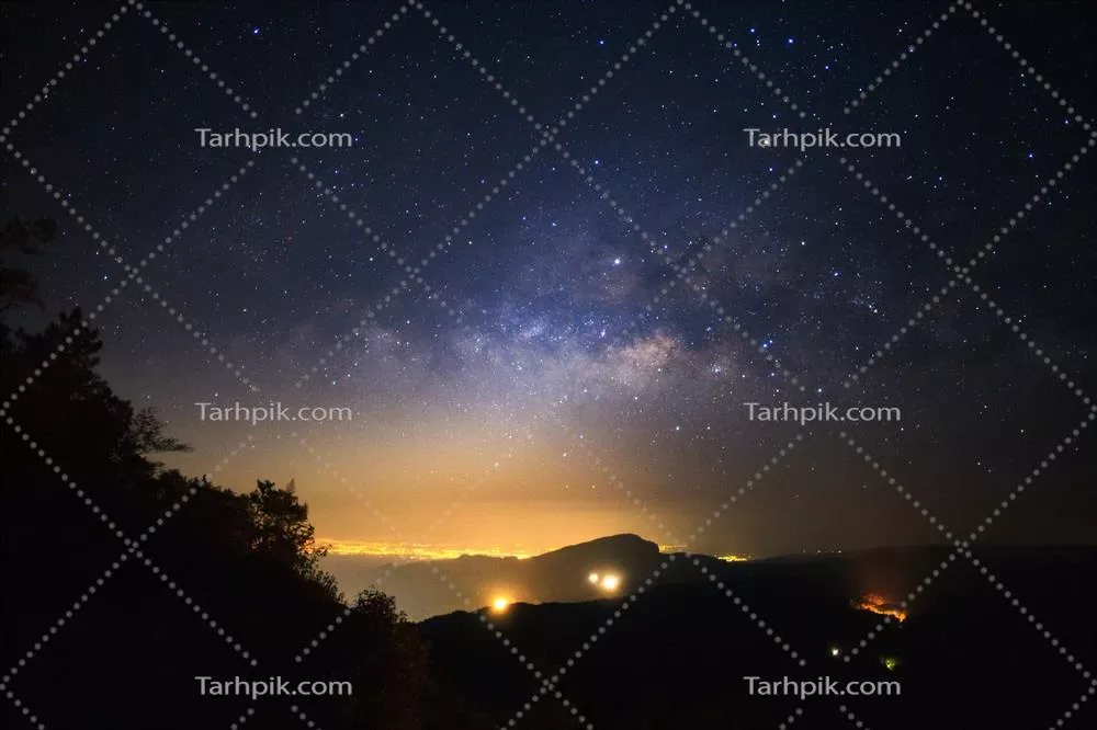 کهکشان راه شیری با ستاره‌ها و غبار فضایی در عالم در دماوند-اینترانو، چیانگ مای، تایلند