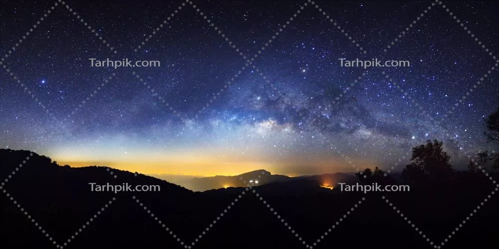نمای پانوراما از آسمان پرستاره و کهکشان راه شیری در دوئینتانون، چیانگ مای، تایلند