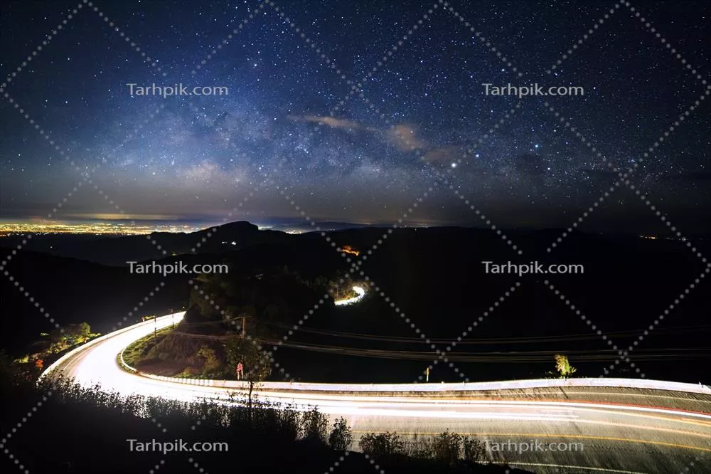 کهکشان راه شیری با ستاره‌ها و غبار فضایی در جهان و روشنایی جاده در دُوی اینتا نون چیانگ مای تایلند