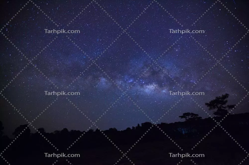 منظر کهکشان راه شیری با ابر و گرد و غبار فضایی در کیهان با نوردهی طولانی و بافت دانه‌ای