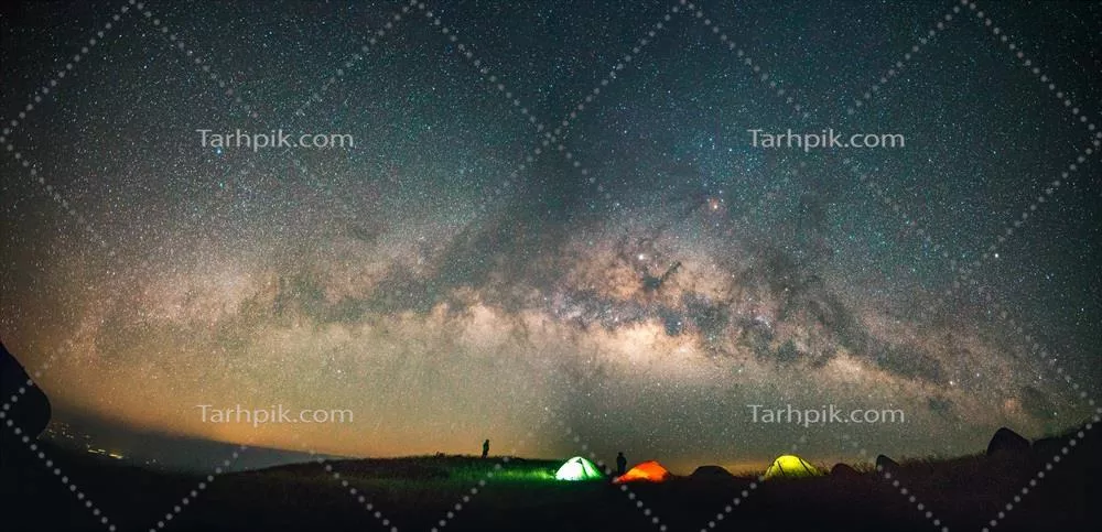 آسمان شب تیره و آبی با کهکشان راه شیری و سیلویتی از یک مرد خوشحال ایستاده