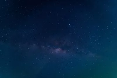 کهکشان راه شیری و ستاره های درخشان آن در آسمان شب