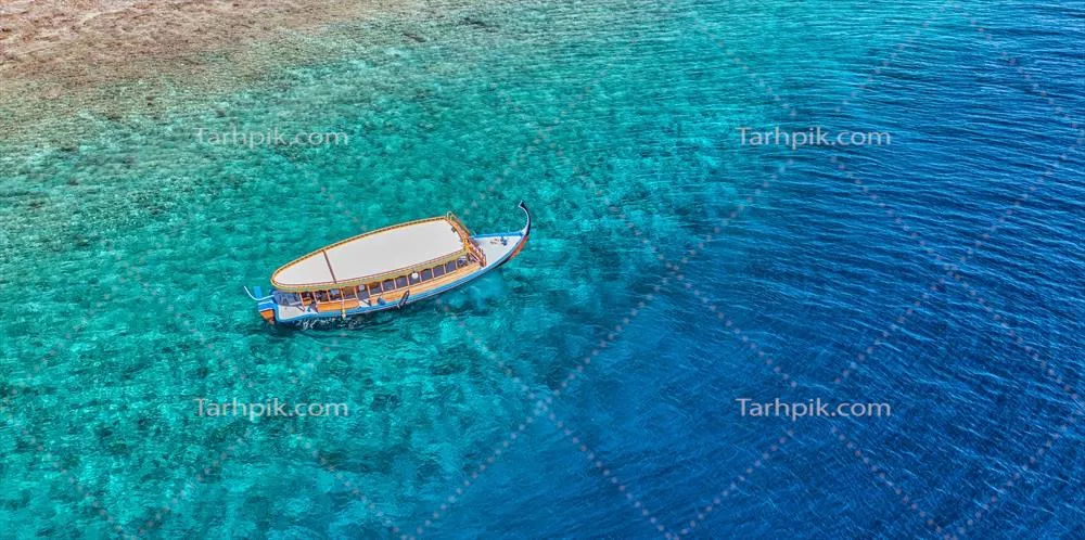 کشتی غواصی عجیب مالدیو در لاگونی زیبا و آرام با صخرههای مرجانی