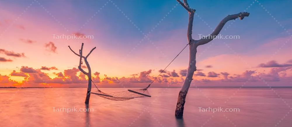 طرح تعطیلات تابستانی: غروب آفتاب بر روی آب و آرامش در تفرجگاه استوایی