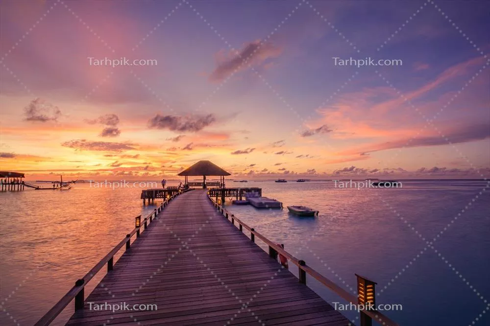 غروب خوشمنظره در بهشت مالدیو با ویلاهای آبی و دریاچههای گرمسیری