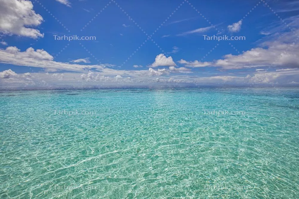 چشم‌انداز دریایی آرامش‌بخش و الهام‌بخش با آسمان آبی و دریاچه زیبا