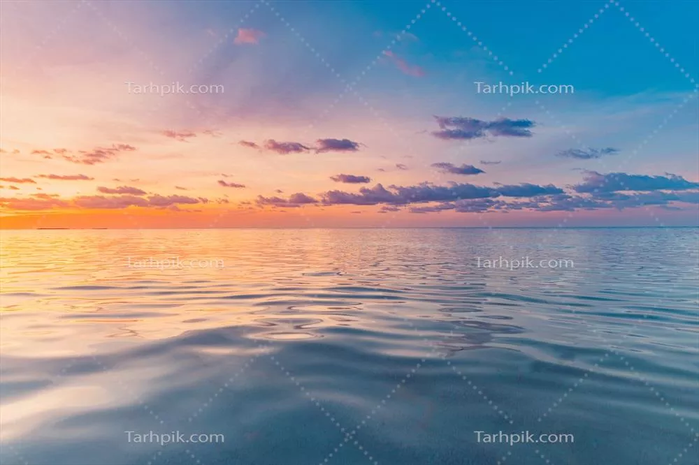 مناظر طبیعی شگفت‌انگیز ساحل با امواج دریا و غروب طلایی در تابستان