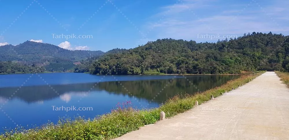 زیبایی طبیعت: جادهای کنار دریاچه و کوههای سبز در ذخیرهگاه هوای بون، چیانگ مای، تایلند
