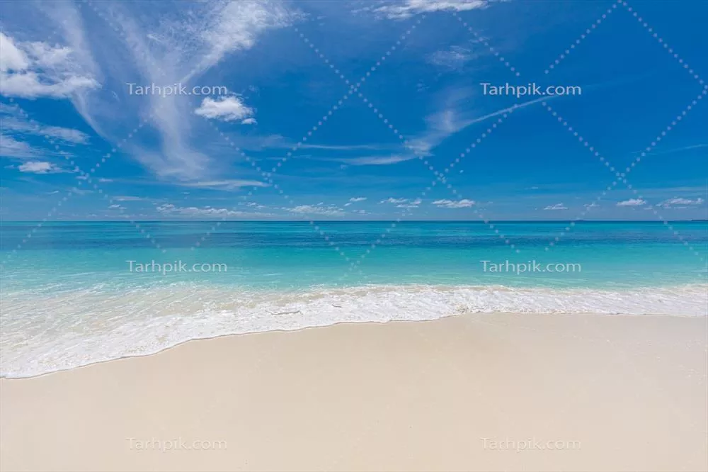 منظر ساحلی آرام بر روی یک جزیره گرمسیری با امواج نرمی که به سواحل خالی میزنند