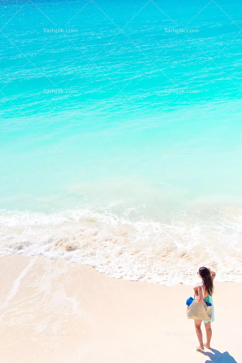 دختر شاد در ساحل، لذت بردن از آب کم عمق و تفریح فراوان