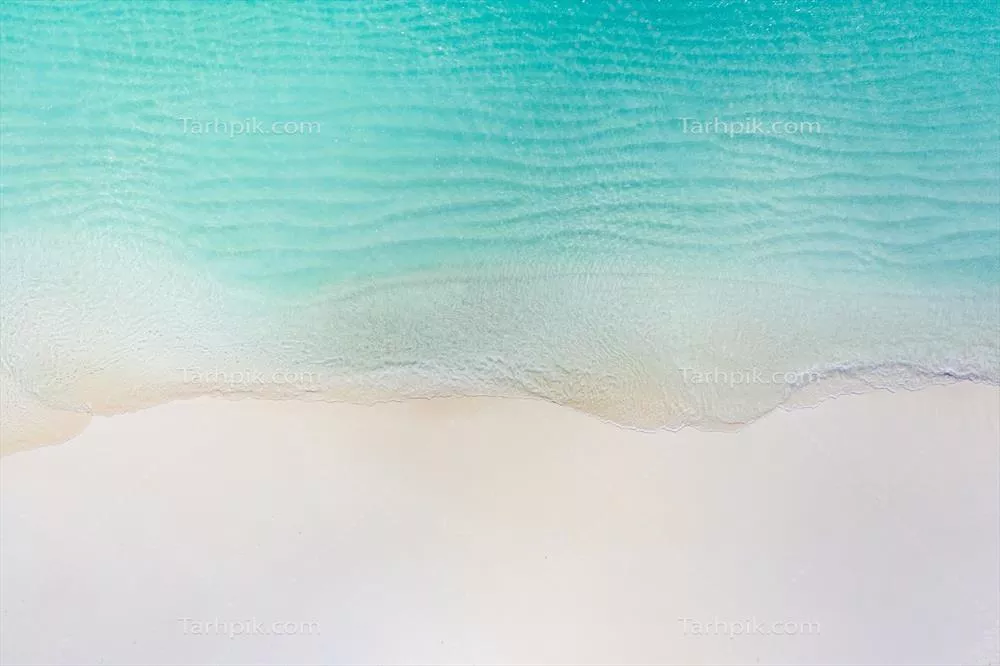 دریا در تابستان: نمای زیبا از امواج آبی در روز آفتابی با نور غروب