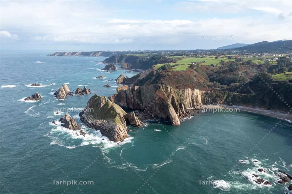 سکوت در سواحل نقرهای کَوِی شنی در آستوریاس اسپانیا، محصور در تئاتر سنگی طبیعی