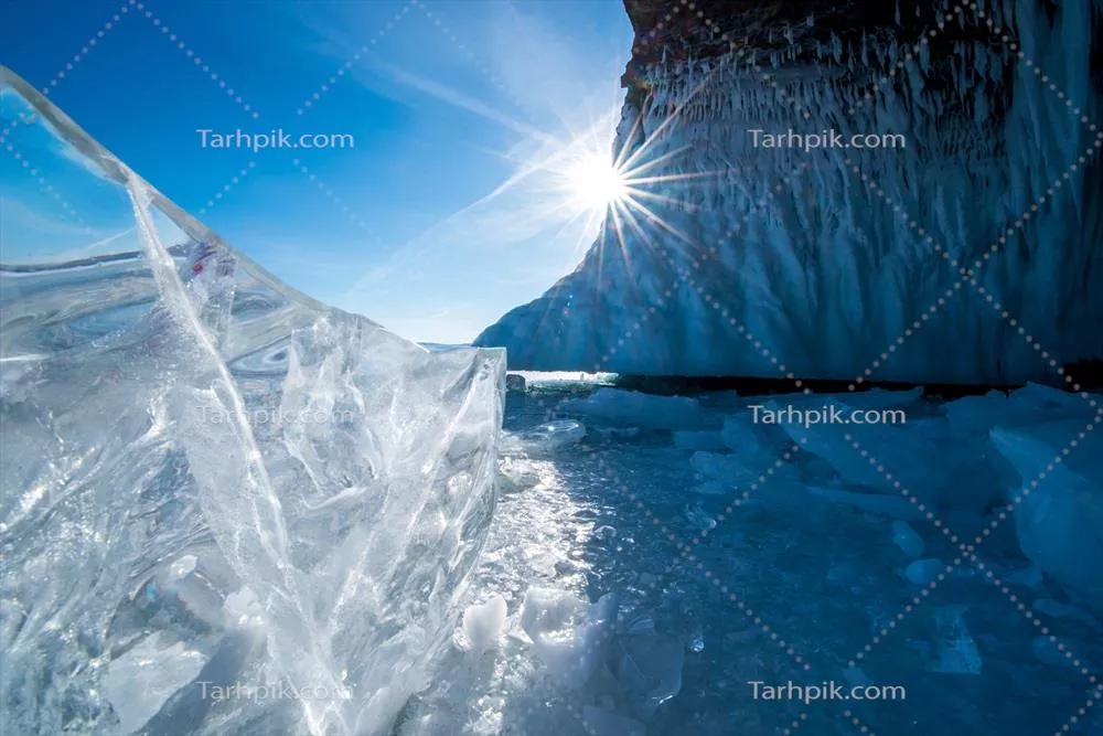 چشم‌انداز طبیعی یخ‌های شکسته در آب‌های یخ‌زده در دریاچه بایکال سیبری روسیه