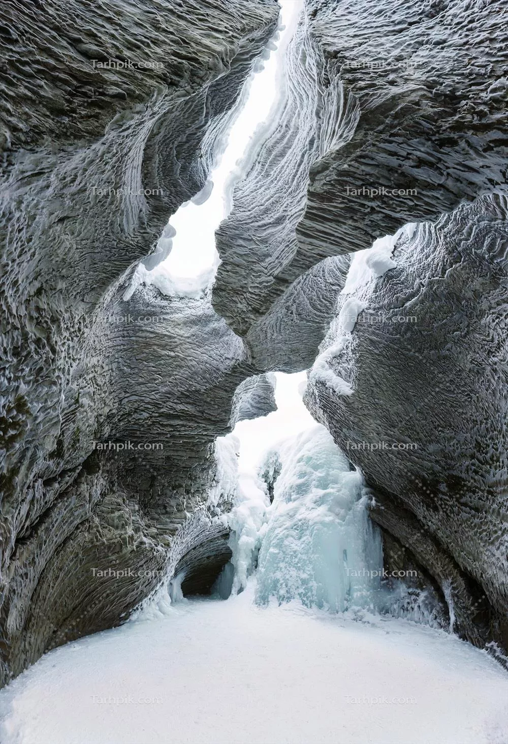 غار کوهستانی سنگ آهک طبیعی و یخزده در فصل زمستان پارک ملی یهو