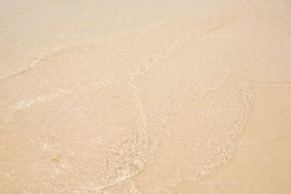 موجهای زیبای دریا بر روی ساحل و شنهای نرم آن