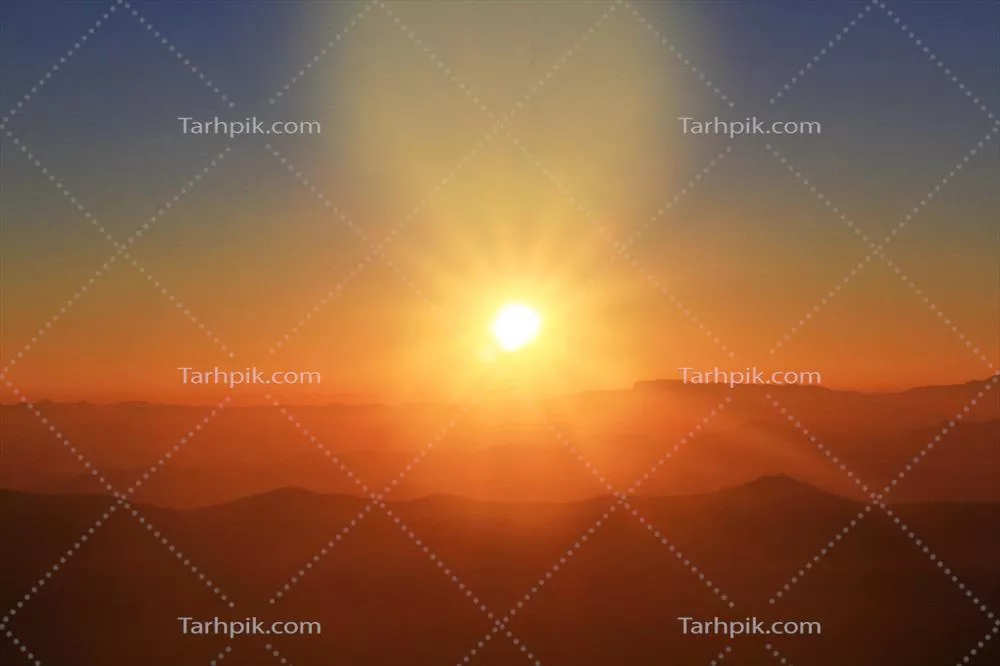 زیبایی طلایی نور طبیعی خورشید و سپیده دم در دره کوهستانهای تایلند