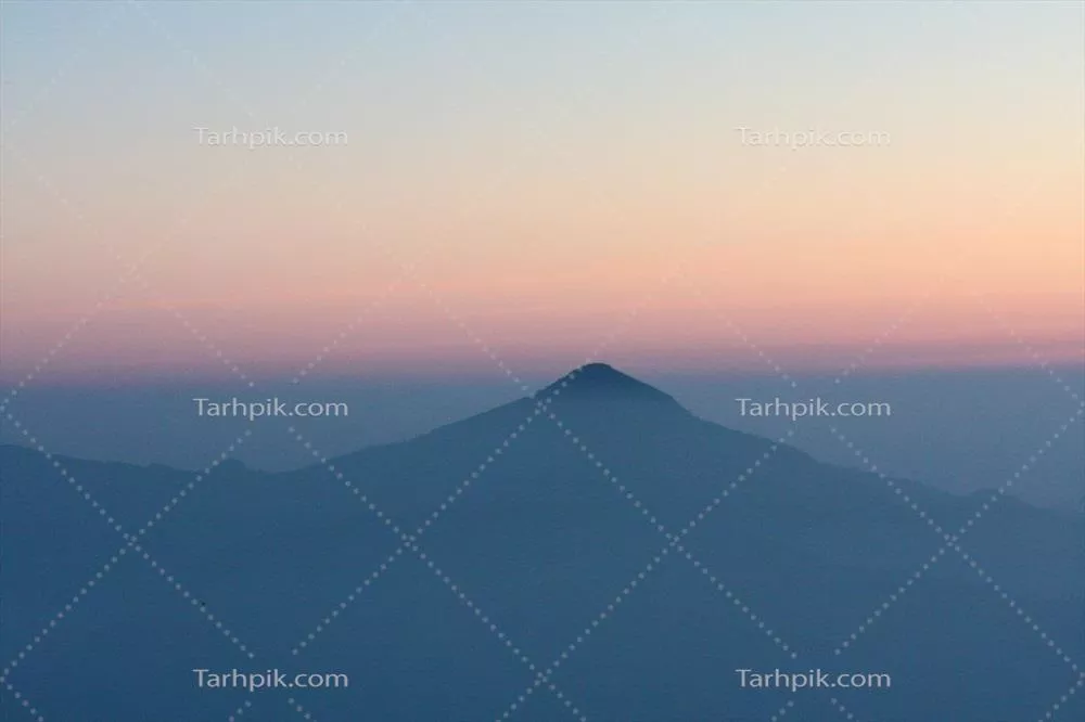 شیرینی زیبای طلایی نور طبیعی خورشید و غروب در مه دره کوهستان
