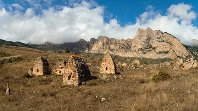 چشم انداز زیبا و دراماتیک طبیعت در کوهستانهای قدیمی