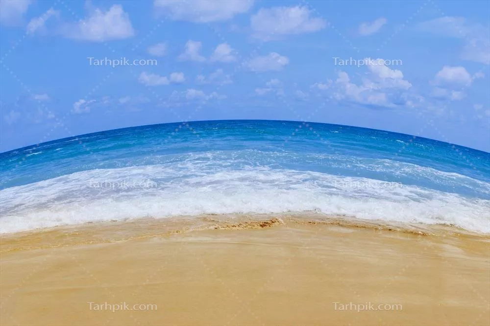 امواج دریا به رنگ آبی روشن بر روی سواحل شنی تمیز و tropical با نور آفتاب ملایم