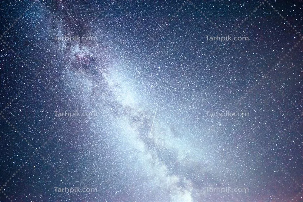 شب زنده و پرستاره با سحابی و کهکشان در آسمان عمیق