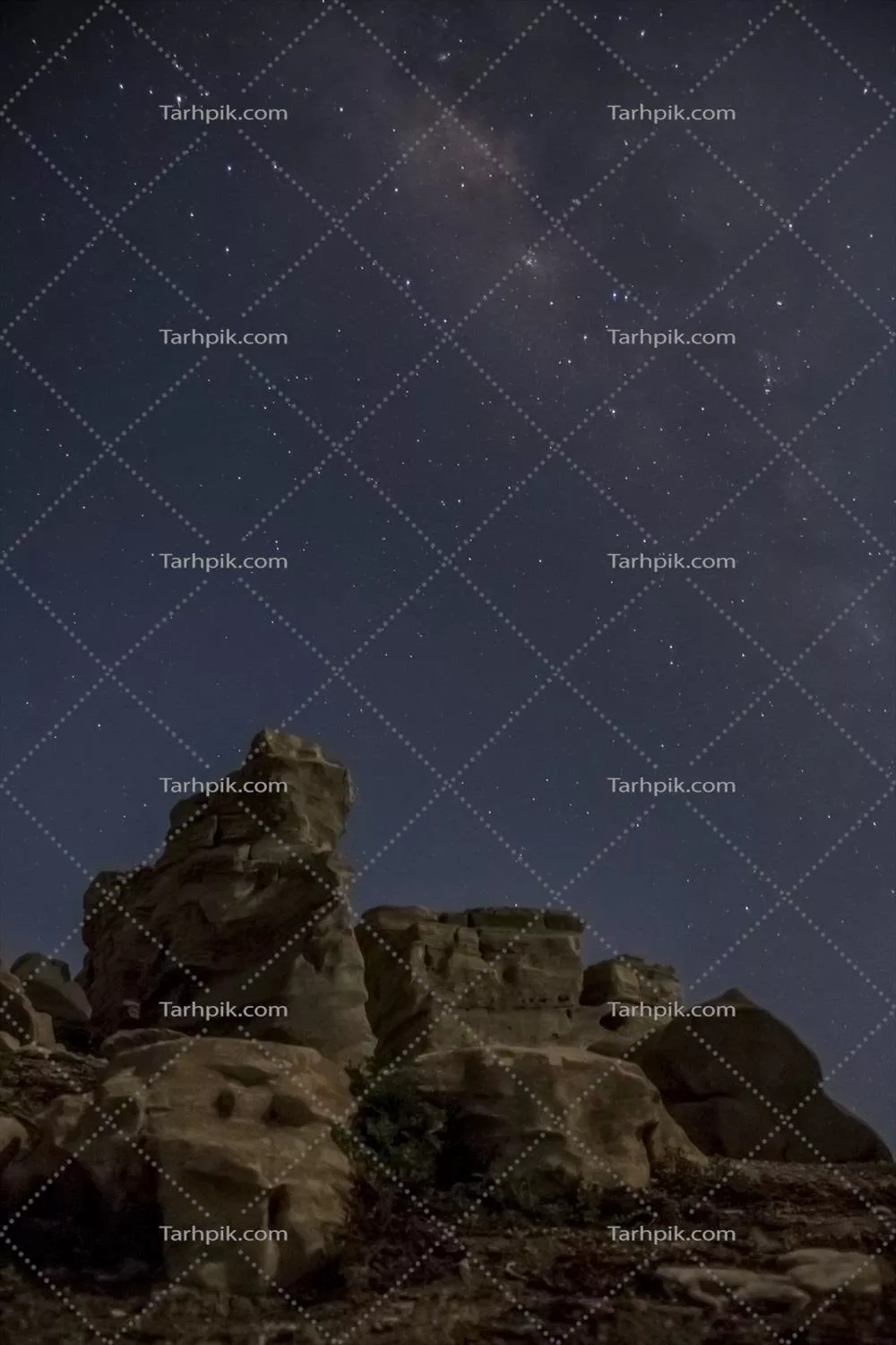 کهکشان زیبای راه شیری در شب: نمایی خیرهکننده از آسمان پرستاره