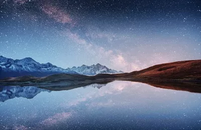 آسمان پرستاره شگفت‌انگیز و کهکشان راه شیری در شب های پرنور