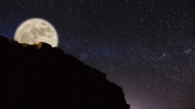 عکاسی در شب: آسمان ستارهدار و کهکشان در پسزمینه کوهستان
