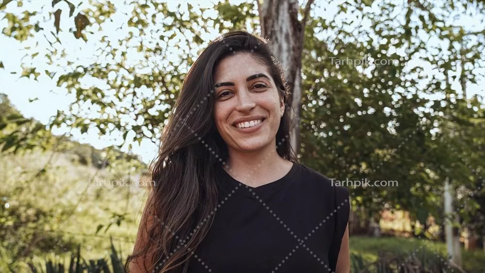 زنی خوشحال و لبخندزن برزیلی در مزرعه با عشق و شادی