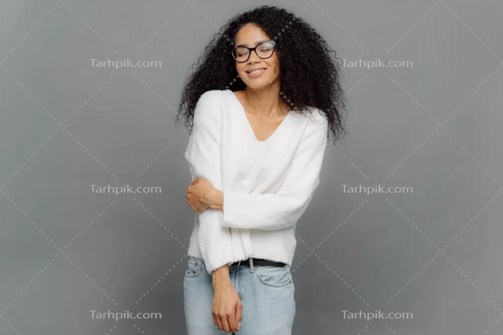 لحظه‌ای شاد از زن صمیمی در حال زندگی با لباسی سفید و جین