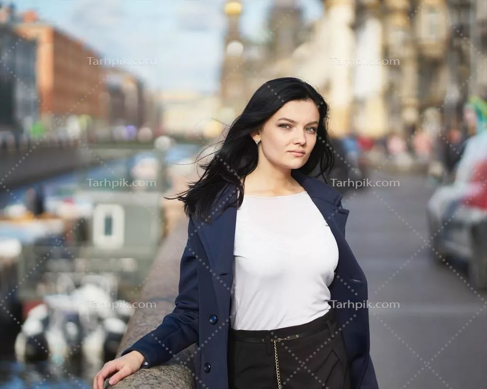 پرتره ای از زن باهوش و زیبا در خیابان های سن پترزبورگ